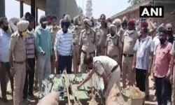 Lockdown рдореЗрдВ рдХрд░реНрдлреНрдпреВ рдкрд╛рд╕ рджрд┐рдЦрд╛рдиреЗ рдХреЛ рдХрд╣рд╛ рддреЛ рдирд┐рд╣рдВрдЧ рд╕рд┐рдЦреЛрдВ рдиреЗ рддрд▓рд╡рд╛рд░ рд╕реЗ рдкреБрд▓рд┐рд╕рдХрд░реНрдореА рдХреЗ рд╣рд╛рде рдХрд╛рдЯреЗ Lockdown рдореЗрдВ рдХрд░реНрдлреНрдпреВ рдкрд╛рд╕ рджрд┐рдЦрд╛рдиреЗ рдХреЛ рдХрд╣рд╛ рддреЛ рдирд┐рд╣рдВрдЧ рд╕рд┐рдЦреЛрдВ рдиреЗ рддрд▓рд╡рд╛рд░ рд╕реЗ рдкреБрд▓рд┐рд╕рдХрд░реНрдореА рдХреЗ рд╣рд╛рде рдХрд╛рдЯреЗ