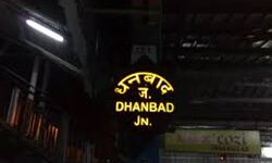 पिछले एक सप्तह अपने से बनाया हुआ  मशीन से हाथ धो रहे हैं लोको शेड के रेल कर्मचारी