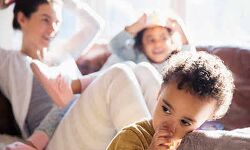 लॉकडाउन- मां-बाप की बढी दिक्कतें, बच्चों के सवालों का नहीं दे पा रहे जबाव लॉकडाउन- मां-बाप की बढी दिक्कतें, बच्चों के सवालों का नहीं दे पा रहे जबाव