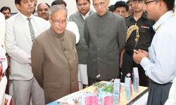 प्रणब मुख़र्जी को अंतिम विदाई, राष्ट्रपति कोविंद, PM मोदी और राहुल ने दी श्रद्धांजलि… प्रणब मुख़र्जी को अंतिम विदाई, राष्ट्रपति कोविंद, PM मोदी और राहुल ने दी श्रद्धांजलि…