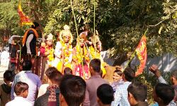 गोंडा : नरसिंह दास महाराज की अगुवाई  पर परिक्रमा यात्रा हुई आयोजित, भारी संख्या में श्रृद्धालु रहे मौजूद