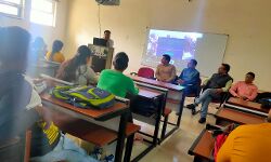 मानव वर्तमान के चकाचौंध को देखकर अपनी अनमोल और सुंदर प्रकृति को भूल चुका है