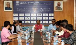 केंद्रीय मानव संसाधन विकास मंत्री डॉ. रमेश पोखरियाल ‘निशंक’ ने समीक्षा बैठक कर सभी रिक्त पदों को शीघ्र भरने के निर्देश दिये