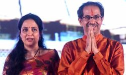 рдкрд╣рд▓реА рдмрд╛рд░ рдард╛рдХрд░реЗ рдкрд░рд┐рд╡рд╛рд░ рдХреА рдмрд╣реВ рдореБрдЦрдкрддреНрд░ рд╕рд╛рдордирд╛ рдХреА рд╕рдВрдкрд╛рджрдХ рдмрдиреА рдкрд╣рд▓реА рдмрд╛рд░ рдард╛рдХрд░реЗ рдкрд░рд┐рд╡рд╛рд░ рдХреА рдмрд╣реВ рдореБрдЦрдкрддреНрд░ рд╕рд╛рдордирд╛ рдХреА рд╕рдВрдкрд╛рджрдХ рдмрдиреА