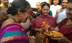 पीएम की पत्नी जशोदाबेन आध्यात्मिक यात्रा पर ऋषिकेश  पहुंची