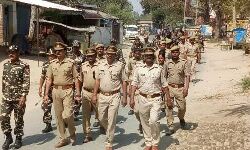 बलरामपुर : रामजन्म भूमि पर फैसले से पहले पुलिस हुई सर्तक, फ्लैग मार्च निकाल लोगों को शांति बनाए रखने का दिया संदेश