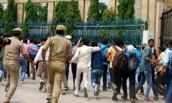 झांसी :  लाठीचार्ज के चलते वकीलों ने किया प्रदर्शन, प्रधानमंत्री को सौंपा ज्ञापन