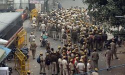 दिल्ली में वकीलों की हड़ताल अनियंत्रित हुई