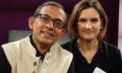 पति -पत्नी ने भारतीय परिधान में लिया नोबेल