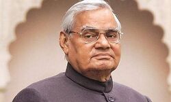 लखनऊ के लोक भवन में  अटल जी की प्रतिमा हुई स्थापित