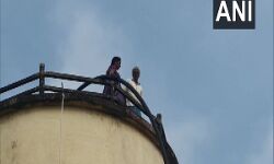 ग्राम प्रधान की शिकायत लेकर पानी टंकी पर चढ़ा बुजुर्ग दंपति ग्राम प्रधान की शिकायत लेकर पानी टंकी पर चढ़ा बुजुर्ग दंपति