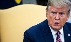 महात्मा गांधी की आत्मकथा,  चित्र और एक चरखा  डोनाल्ड ट्रम्प को भारत का उपहार