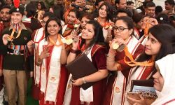 अब सिर्फ भारतीय परिधान काफी नहीं दीक्षांत समारोहों में कपड़ों को लेकर आया नया निर्देश... अब सिर्फ भारतीय परिधान काफी नहीं दीक्षांत समारोहों में कपड़ों को लेकर आया नया निर्देश...