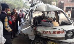 दिल्ली: ट्रक और एंबुलेंस की हुई भीषण टक्कर