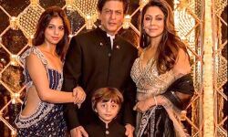 शाहरुख़ खान ने पारंपरिक अंदाज में मनाई दिवाली.....