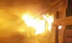 लखनऊ:लखनऊ के एक फर्नीचर शोरूम में लगी भीषण आग-