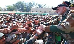 प्रधानमंत्री ने जवानों संग मनायी दिपावली़.......