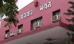 केंद्र सरकार ने आयकर विभाग के कर्मचारियों और अधिकारियों को  किया रिटायर