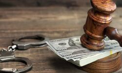 गैंगस्टर सौरभ को मस्ती कराने वाले पुलिसकर्मियों को मिला जमानत