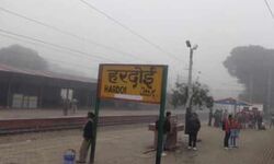 हरदोई : डीएम से मिलने पैदल निकल पड़े स्कूल के छात्र, जानें पूरा मामला