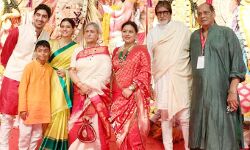 नॉर्थ बॉम्बे स्थित सर्बोजनीन दुर्गा पूजा पंडाल में माँ दुर्गा की पूजा करते ये नजर आये