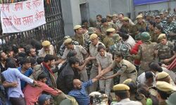 छात्र आंदोलन पर लाठी बरसा  खत्म करने का प्रयास