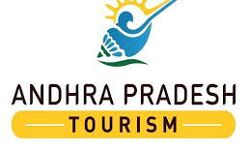 महिला मार खाती रही और कुछ लोग दर्शक बने रहे