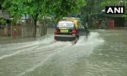 मुंबई में भारी बारिश से जनजीवन अस्त-व्यस्त