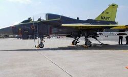 तेजस ने नौसेना की विमान वाहक पोत पर लैंडिंग कर हासिल की नई उपलब्धि