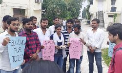 लखनऊ यूनिवर्सिटी के छात्रों ने मांगी भीख : जाने वजह