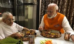 मोदी ने बिताया कुछ पल माँ के साथ, साथ बैठकर खाना भी खाया