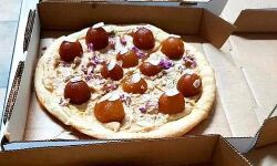 गुलाब जामुन पिज़्ज़ा हुआ वायरल