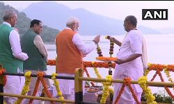 69 वर्ष के हुए  प्रधानमंत्री मोदी  सरदार सरोवर बांध पर की  नर्मदा माँ  की पूजा की, कहा- पर्यावरण के साथ ही विकास संभव