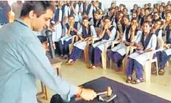 प्रिंसिपल ने छात्रों के सामने उनके 16 स्मार्टफोन हथौड़े से तोड़े