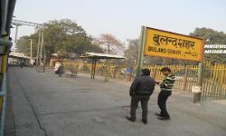 हिंसा के आरोपियों का फूल माला से स्वागत पर विफरा  बिपक्ष