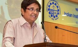 पुडुचेरी के उपराज्यपाल किरण बेदी का कीमती आईफोन गिरा, कर रही थी बैलगाड़ी की सवारी