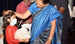 उत्तर प्रदेश की राज्यपाल आनंदीबेन पटेल ने टीवी से ग्रसित एक बच्ची को लिया गोद