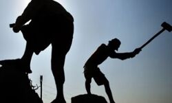 मजदूरों की लाश पर बिछाई शतरंज की बिसात