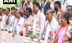 कांग्रेस कार्यकर्ताओं ने पेट्रोल और डीजल की बढ़ी कीमतों का किया विरोध