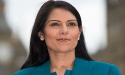 भारतीय मूल की प्रीति पटेल बनी ब्रिटेन की पहली गृह मंत्री