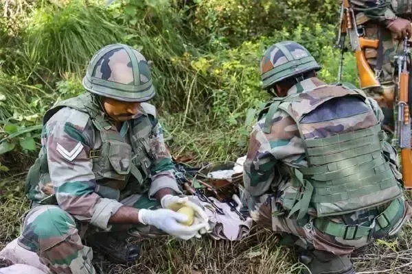 पुंछ में हुई आतंकियों से मुठभेड़ सेना का अधिकारी और 4 जवान हुए शहीद पुंछ में हुई आतंकियों से मुठभेड़ सेना का अधिकारी और 4 जवान हुए शहीद