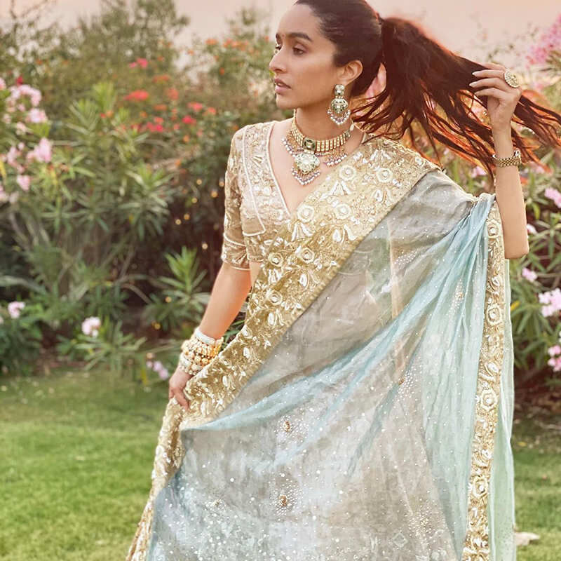शादी के लहंगे में एक्ट्रेस श्रद्धा कपूर ने बिखेरा जलवा, फोटो हुई वायरल शादी के लहंगे में एक्ट्रेस श्रद्धा कपूर ने बिखेरा जलवा, फोटो हुई वायरल