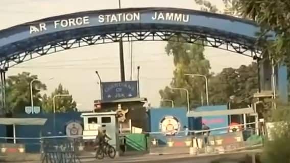 जम्मू एयरपोर्ट पर विस्फोट, पुलिस और फोरेंसिक टीम की जांच जारी